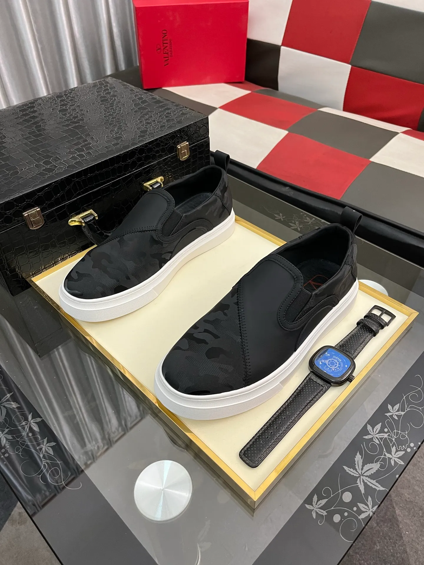 Men's shoes 💰420⌚️⌚️ VALENTINO Valentino's 2024 SS spring and summer new hot casual sports shoes, imported elastic fabric upper ➕The heel is Warren's exclusive rivet shape. The whole is very representative, the combination outsole is really easy to wear and very comfortable on the foot~, classic, comfortable and versatile! Size: 38-443️⃣Colors available